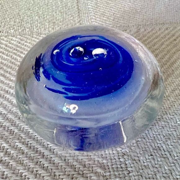 Small Art Glass Paperweight Blue/White Swirl  With Bubbles. - Picture 2 of 6